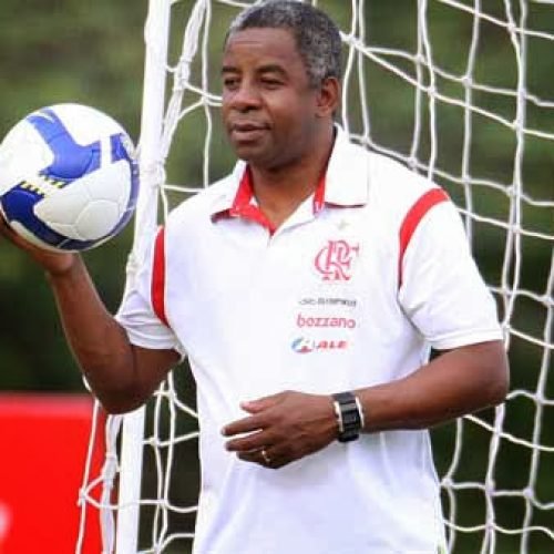 Treinador do Flamengo em 2009, Andrade se põe à disposição para assumir a equipe em momento difícil.