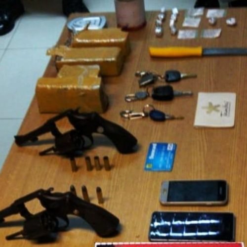 Jovens são presos suspeitos de tráfico de drogas