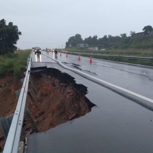 Asfalto cede na BR-230 em Santa Rita