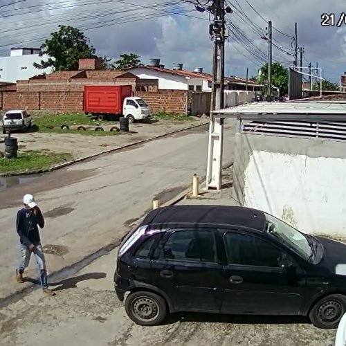 Assaltantes rendem clientes e dono de mercadinho em Tibiri; câmera registra tudo