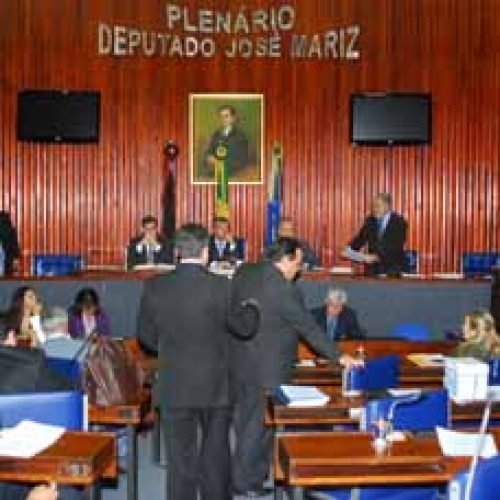 Mesmo após anúncio de corte de ponto, dez deputados voltam a faltar sessão