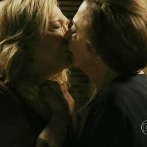 Beijo de Fernanda Montenegro e Nathália Timberg gera comentários na web