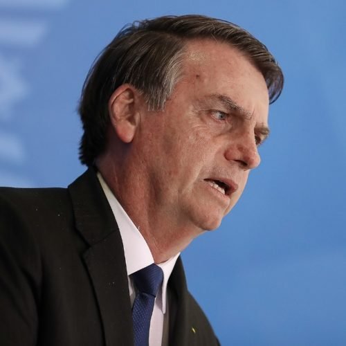Bolsonaro diz que teste de coronavírus deu negativo e passeia de moto por Brasília