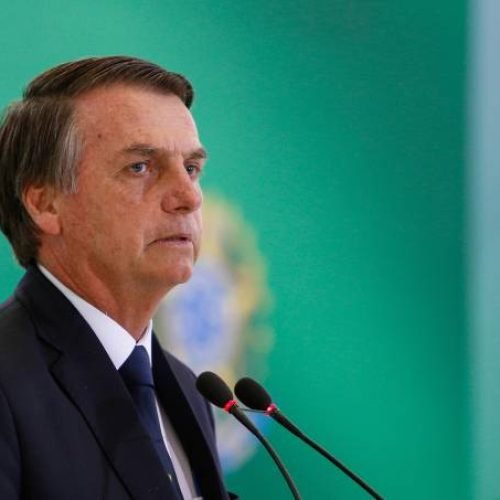 Bolsonaro assina decreto que facilita a posse de armas no Brasil