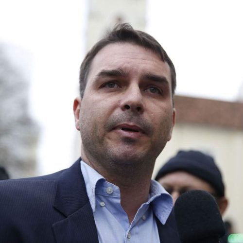 Flávio Bolsonaro comprou 19 imóveis por R$ 9 milhões, diz MP