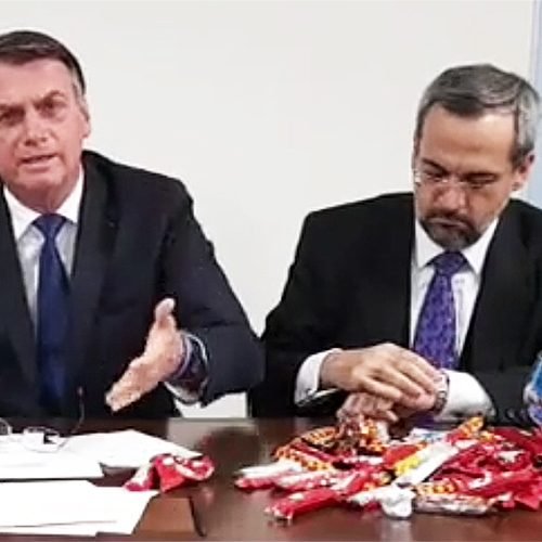 Ministro da Educação usa chocolates para explicar cortes do MEC