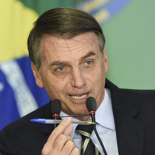 Bolsonaro assina decreto que concede indulto para presos com doenças graves