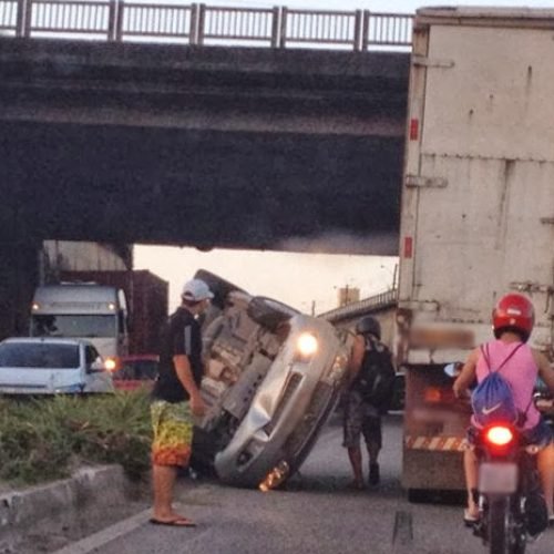 Carro capota na BR-230 e motorista foge em João Pessoa, diz PRF