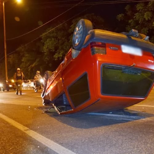 Motorista bate em canteiro e carro capota em João Pessoa