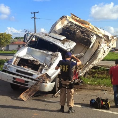 Caminhão tomba na BR-230, na PB, e motorista fica preso nas ferragens