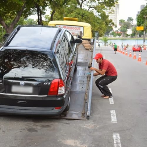 Carro estacionado em ciclofaixa é rebocado em João Pessoa