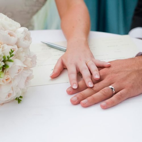 Sancionada lei que proíbe casamento de menores de 16 anos