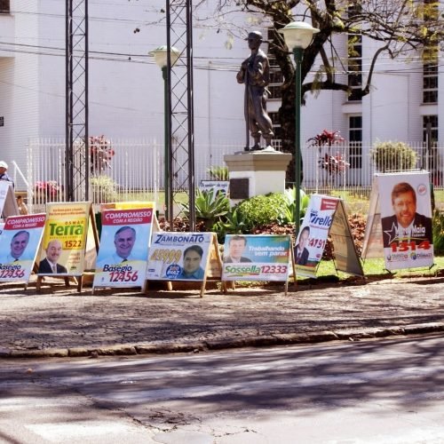 Deputados vetam bonecos e cartazes em vias públicas durante campanha eleitoral