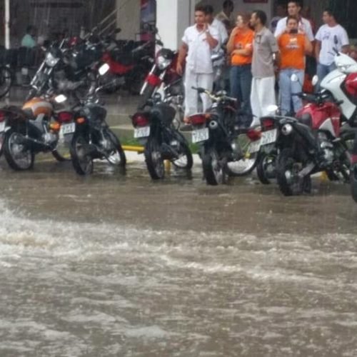 Avenidas e ruas de Santa Rita ficam alagadas devido a forte chuva