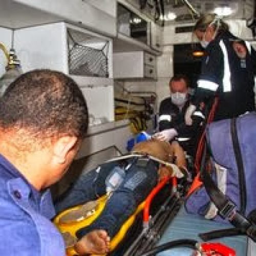 Cobrador de ônibus reage assalto e tem faca encravada na cabeça