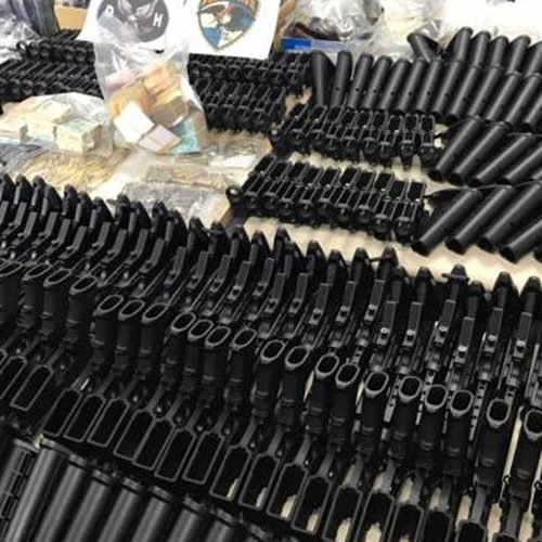 Polícia apreende peças de 117 fuzis M-16 na casa de amigo do acusado de atirar em Marielle