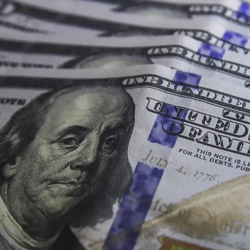 Dólar sobe 0,76% e fecha a R$ 5,39 em dia de cautela