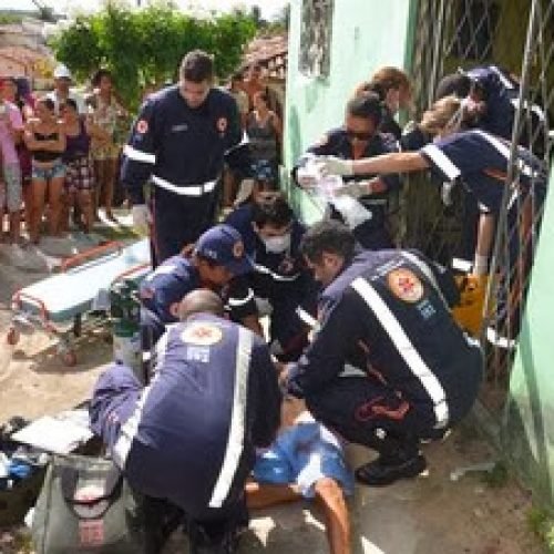 Mulher é morta por bala perdida ao ter casa invadida por fugitivo em João Pessoa.