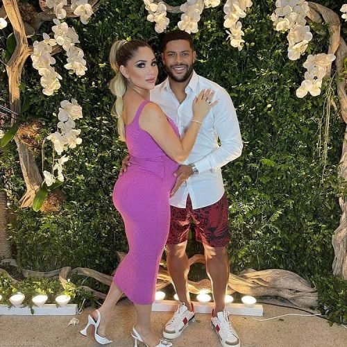 Esposa de Hulk ostenta barrigão ao lado do atleta