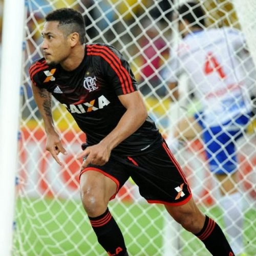 Hernane resolve e Flamengo vence o Bahia