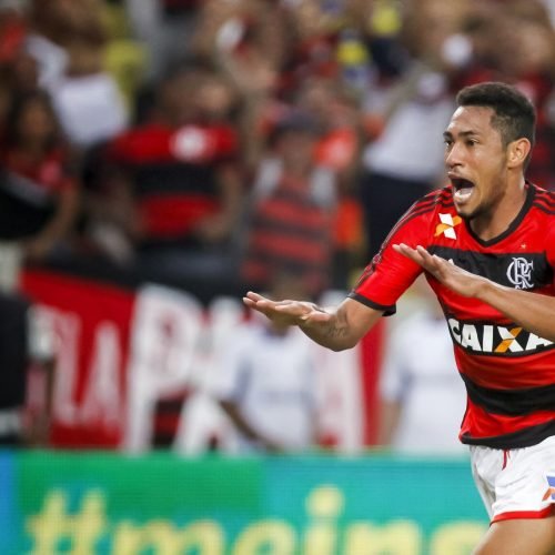 Hernanes marca três e classifica o Flamengo