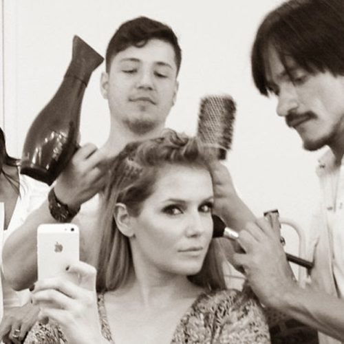 Deborah Secco publica foto se produzindo