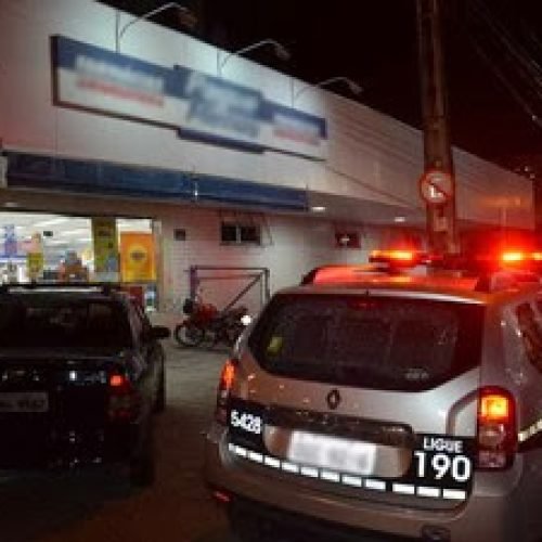 Farmácia que fica entre delegacia e posto de polícia é assaltada em João Pessoa.