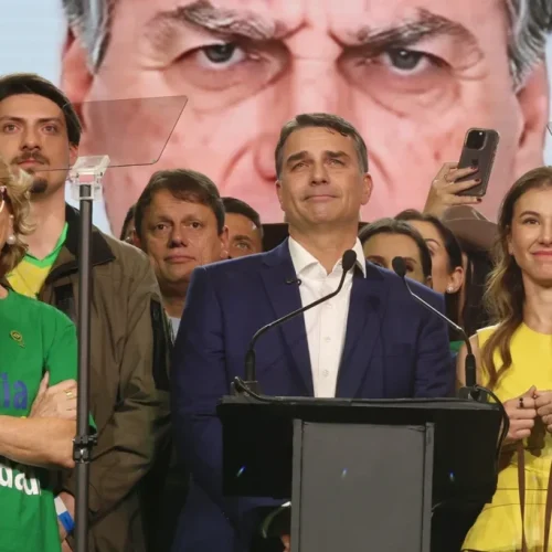 Flávio Bolsonaro adota propaganda eleitoral mais enxuta na TV