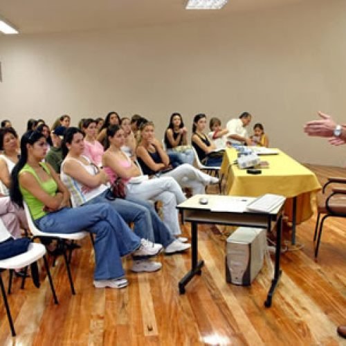 Turismo oferece cursos gratuitos de qualificação da mão-de-obra para atuar no litoral