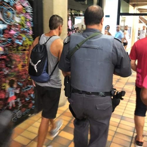 Pai flagra homem tomando banho com filho de 13 anos em vestiário de clube em SP