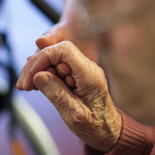 Idosa é espancada a pauladas após interromper bebedeira, no Sertão