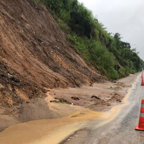Barreira volta a deslizar em João Pessoa e PRF interdita parte da BR-230