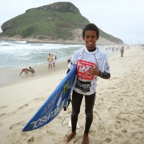 Jonas Marretinha fica em terceiro e coroa título brasileiro de surfe sub-14
