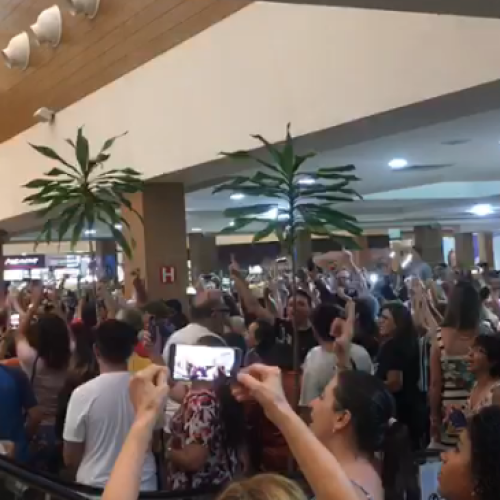 Manifestantes gritam "Lula livre" dentro de shopping em João Pessoa