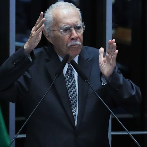 José Sarney é internado em UTI após procedimento abdominal