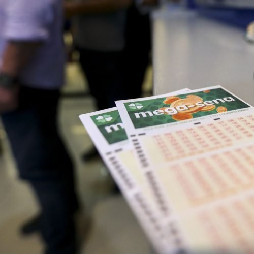 Mega-Sena acumula e pode pagar R$ 125 milhões na quarta-feira