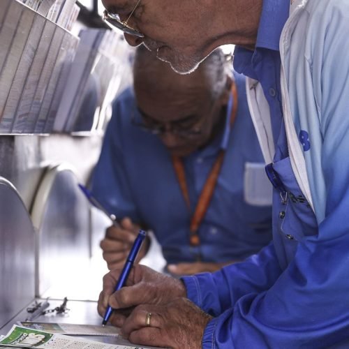 Mega-Sena acumula; prêmio pode chegar a R$ 185 milhões na terça-feira