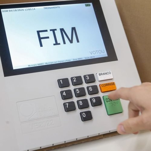 Nas duas primeiras horas de votação, 467 urnas foram substituídas
