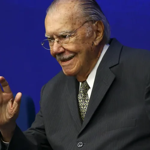 José Sarney recebe alta hospitalar após nove dias de internação