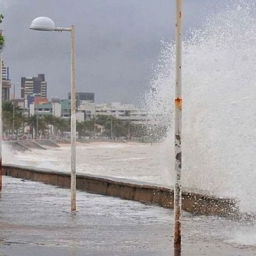 Marinha alerta para ondas de até 3,5 metros, ventos fortes e ressaca do mar na Paraíba