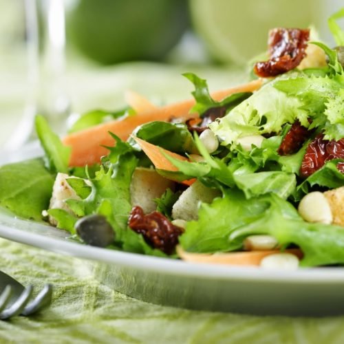 Alimentação: como deve ser a rotina de quem trabalha de dia e estuda à noite?