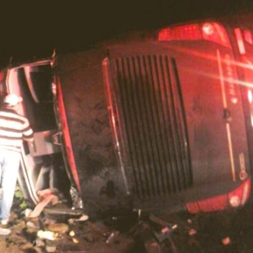 Integrantes da banda de forró Garota Safada ficam gravemente feridos com capotagem do ônibus.