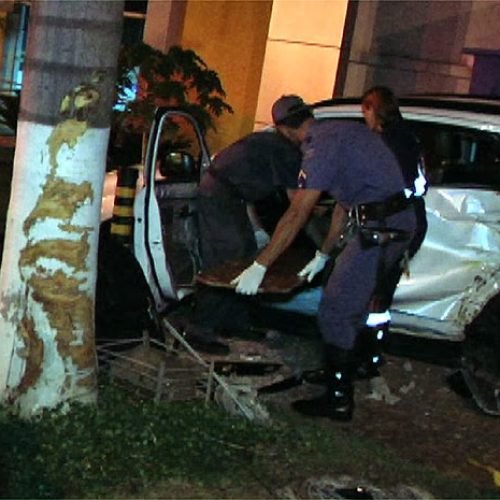 Baterista do Sambô fica ferido ao capotar carro em Ribeirão Preto, SP
