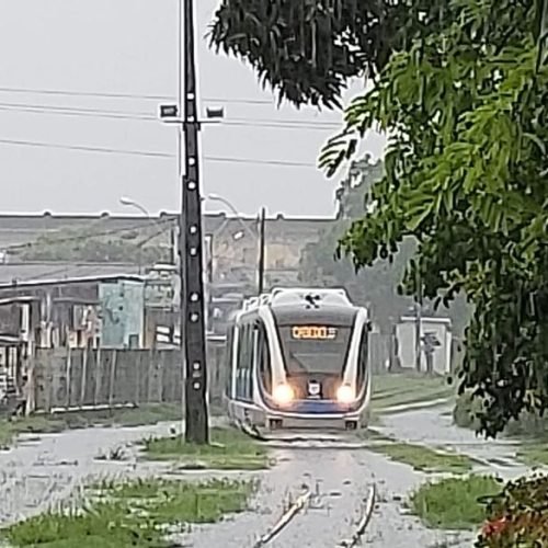 Acúmulo de água em trilhos ultrapassa 20 cm e tráfego de trens é suspenso em João Pessoa