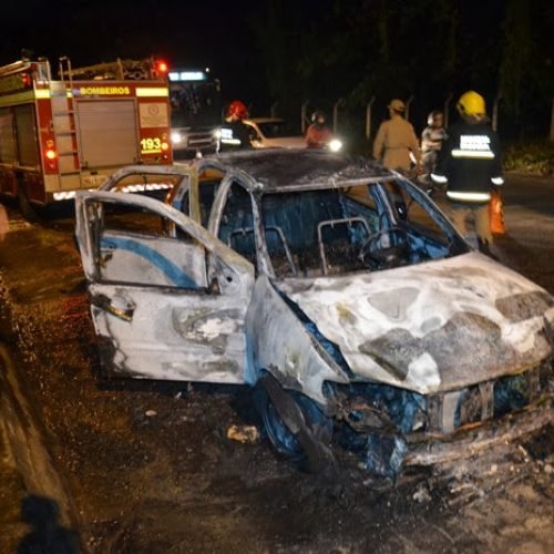 Carro pega fogo no trânsito, em João Pessoa