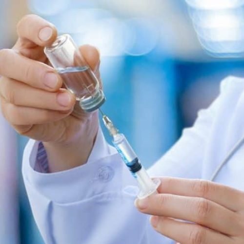Campanha contra o sarampo vacina crianças e jovens de 5 a 19 anos em Santa Rita