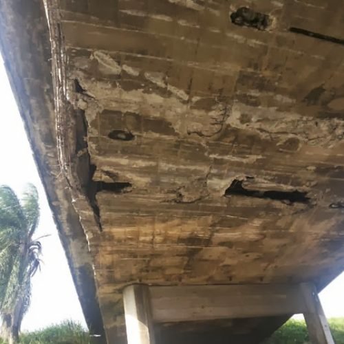 Problema de infra-estrutura em viaduto na cidade de Santa Rita, causa medo a quem trafega pelo local.