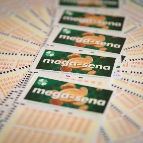 Mega-Sena pode pagar prêmio de R$ 5,5 milhões neste sábado